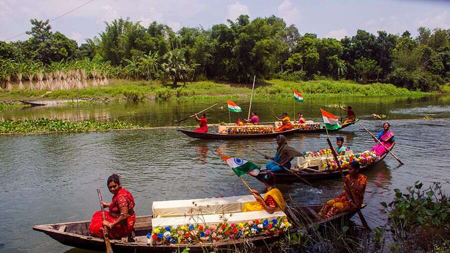 The highlight of the August 18 ‘Independence Day’ celebrations at Shibnibas is the boat race on the Churni River
