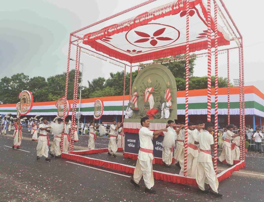 A tableau modelled after a palanquin carries a Durga idol as part of the Independence Day parade on Red Road on Monday, August 15. 
