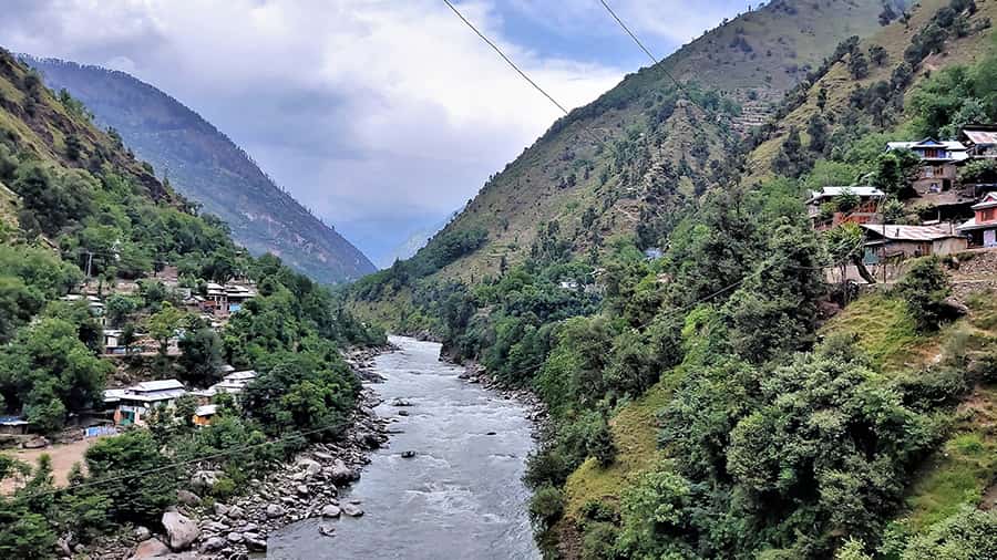Houses in Seemar on the right and PoK on the left. The Kishanganga river flows in between