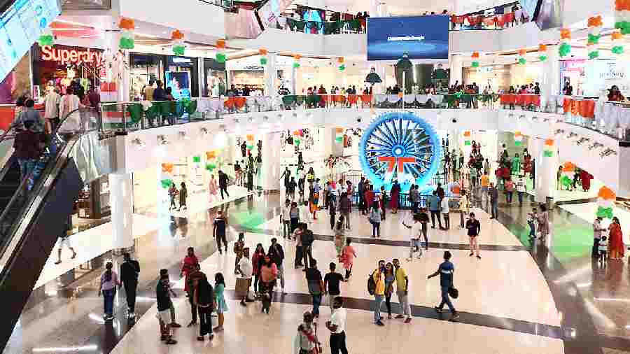 Puja early shoppers crowd Kolkata malls, markets to trigger revival hopes