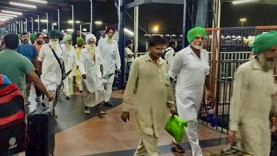 Farmers arrive at New Delhi Railway Station for the protest rally at Jantar Mantar