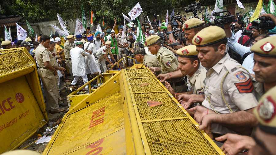 Police put up barricades as farmers assemble 