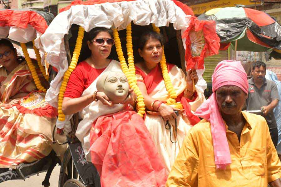 Kidderpore Pally Saradiya Durga Puja members rode rickshaws on Sunday to invite locals to participate in the club’s puja festivities.