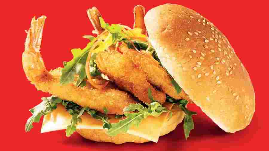 Prawn Burger: Signature crunchy fried prawns with Chipotle sauce between Brioche buns, this is the in-house special burger and is served with house fries and Chipotle mayo. It certainly won’t disappoint you with both its flavours and portion. Rs 325