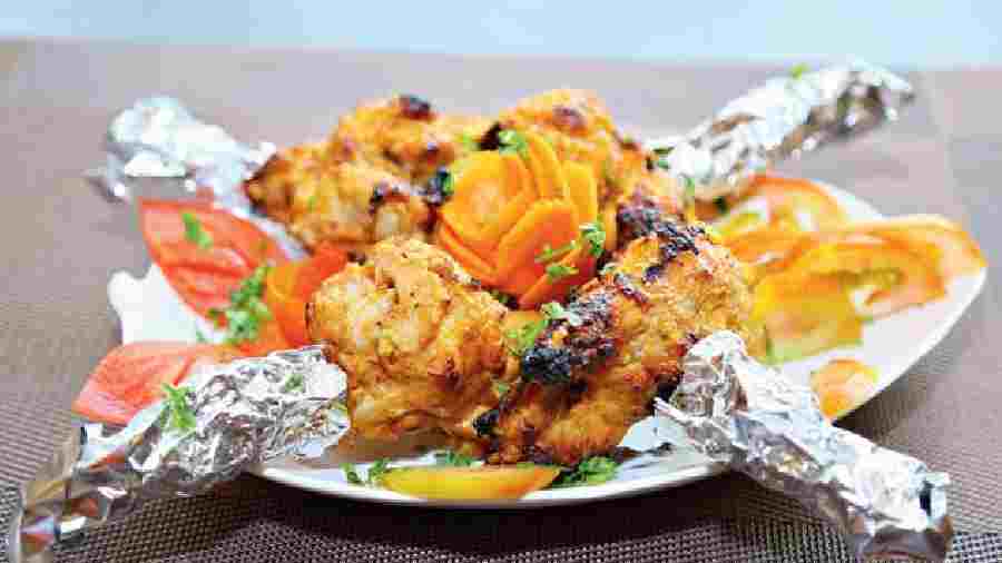 Chicken Lasooni Kebab: Succulent chicken pieces are marinated in garlic, Indian spices and yogurt before grilling it to obtain a smoky tandoor flavour. An ideal dish to start the meal with. Rs 315