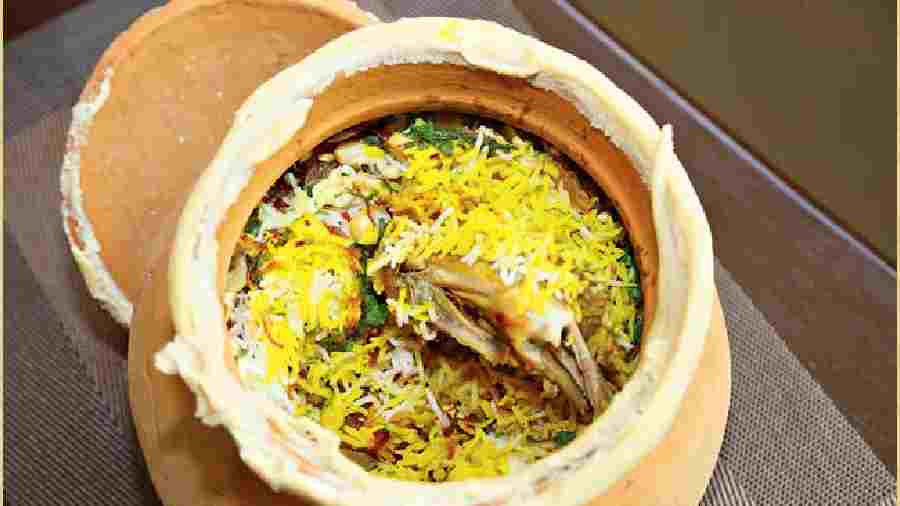 Chicken Awadhi Biryani: The Awadhi or Lucknowi biryani is aromatic with a hint of sweetness and is served piping hot in an earthen pot. It is mixed with a juicy and smoky chicken piece, garnished with cashew nuts to add the sweet flavour to the rice. Rs 445
