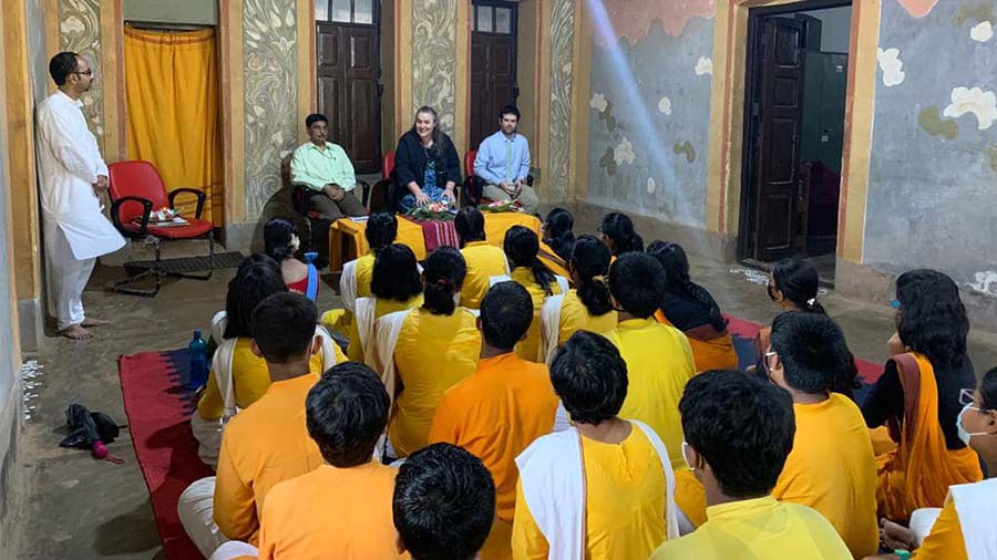 US consul-general Melinda Pavek discusses the various aspects of pursuing higher education in the US with students of Patha Bhavana, Santiniketan. The official account of the US consulate general in Kolkata uploaded this photograph on Facebook on Tuesday.