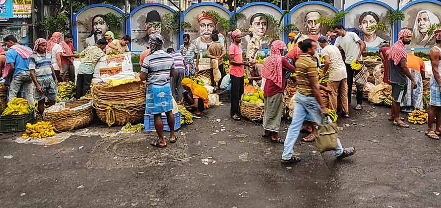 A typical Tuesday morning at the fruit and vegetables market in Sealdah.
