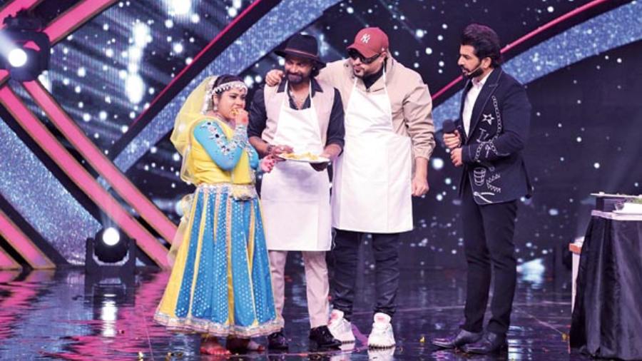 Riddhi Tiwari, one of the DID Super Moms contestants, tastes a pakoda cooked by Badshah as Remo D’Souza and Jay Bhanushali look on