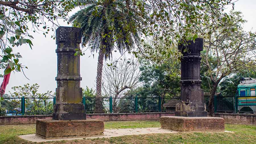 Two ornate stone pillars welcome visitors to the citadel city of Gour. Their structure and design bear a striking resemblance to the stone columns of Bora Sona Masjid. It is speculated that these pillars were once a part of the mosque, although nobody knows when or why they were removed from their original setting. They were probably later used to tie elephants and hence got named ‘hati bandha stambho’ by locals