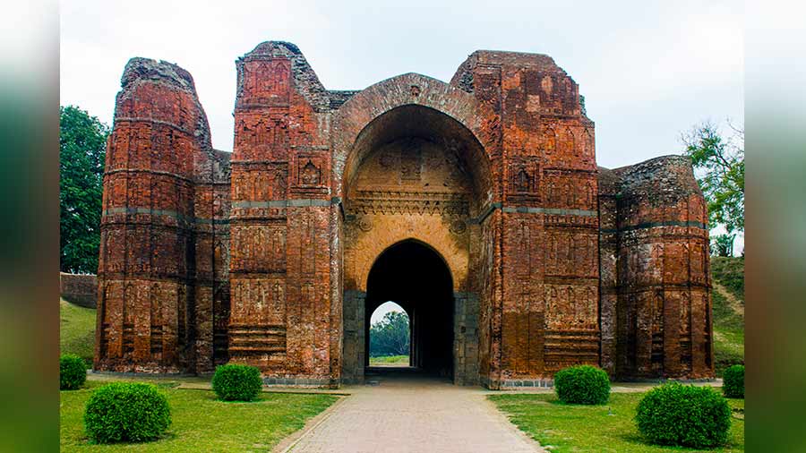 The Dakhil Darwaza is one of the three surviving gateways of the citadel of Gour. It is also known as Salami Darwaza, a name it earned owing to the gun salutes that welcomed guests into the citadel. The structure is a beautiful specimen of Indo-Islamic architecture with delicate terracotta work, consisting of floral and geometric designs, adorning the walls. Guard houses flank the brick-built arched gateway,  and four towers mark the corners of the structure