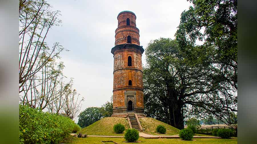 Built by Saifuddin Firuz Shah in the 15th century, the Feroz Minar is a five-storied victory tower that commemorates the sultan’s win over Barbak Shah. This 85-foot-tall minar was crowned with a dome which has long been replaced with a flat roof