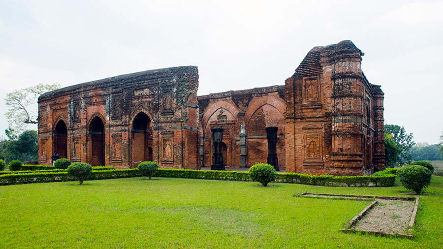 The Tantipara Masjid derives its name from the Bengali word ‘tanti,’ meaning ‘weaver.’ Built between 1474 and 1480, the mosque is likely to have had a connection with the local weaver community. Tantipara Masjid boasts of some of the finest terracotta work among all the mosques in Gour. However, time has taken its toll on the structure as all of the 110 domes that once canopied the mosque have collapsed, as has a large section of the eastern wall