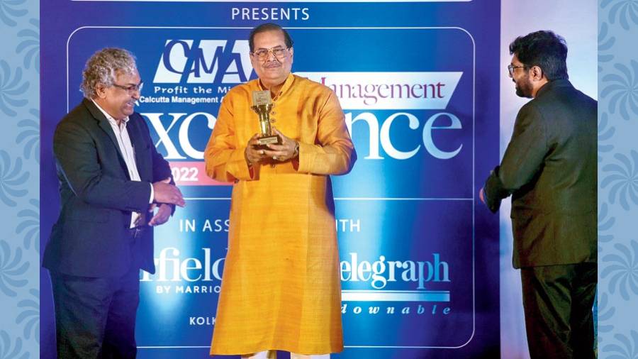 Pandit Ajoy Chakraborti(right) receiving the Institutional Excellence award from Gautam Ray, former president, CMA