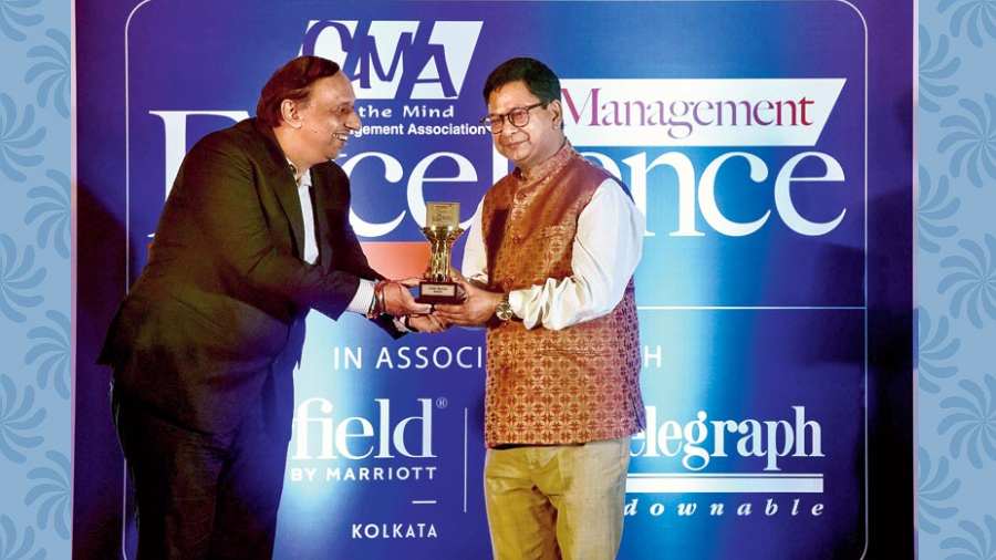 Debashis Sen (right) receiving the Excellence in Public Service Award from Vibhor Tandon, joint treasurer, CMA