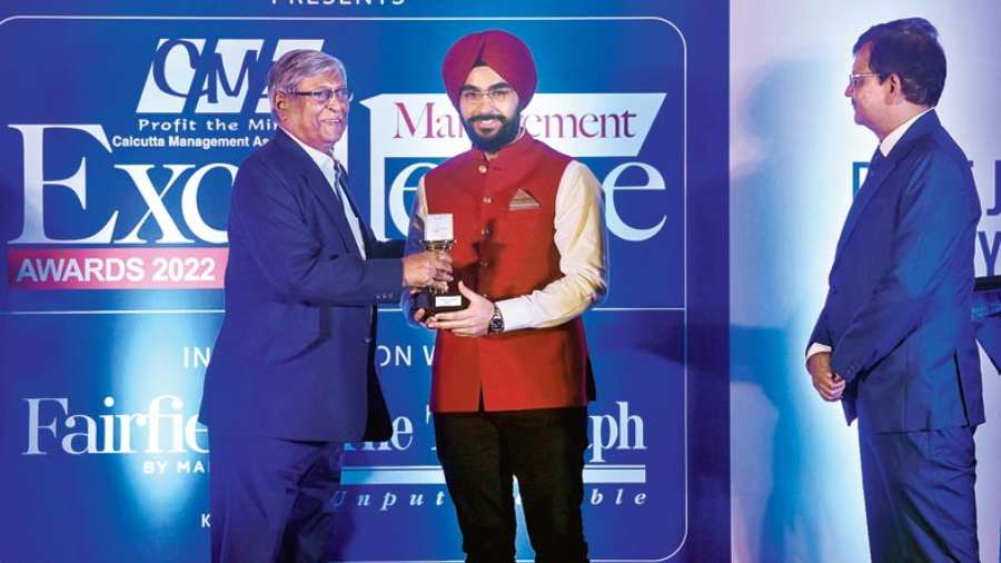 Simarpreet Singh(right) receiving the Emerging Leader Award from Amitabha Dutta, former president, CMA