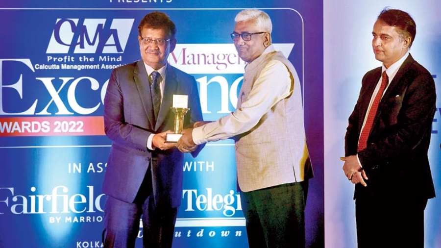 Rabi Chowdhury(centre) receiving the Corporate Leadership Award from Anil Garg, vice president, CMA(left) and T.V.S Shenoy(right)