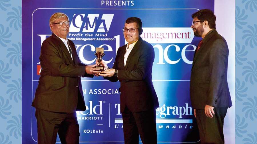 Rupak Barua(centre) receiving the Corporate Leadership Award from Amitabha Dutta(left) and Alokesh Banerjee(right)