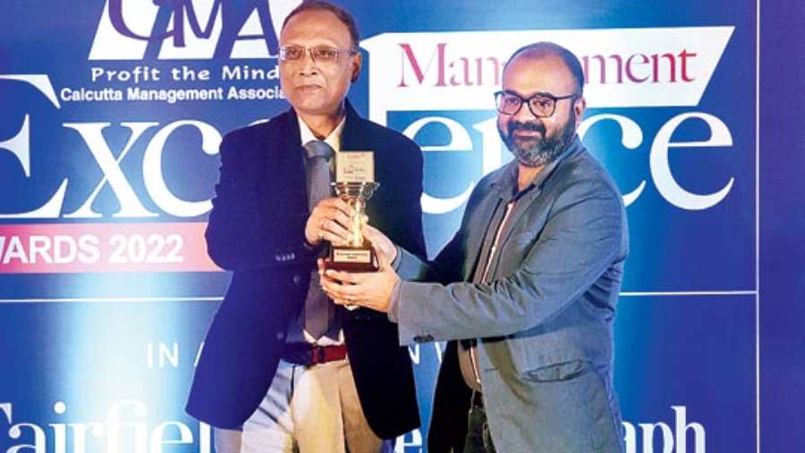 Suvankar Sen (right) receiving the Business Leadership Award from Arunangshu Ganguly