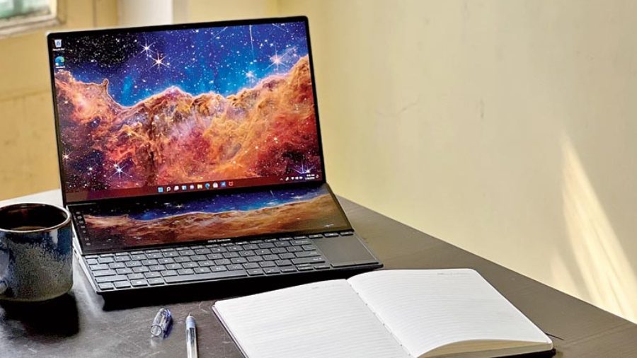Form and function meet on Zenbook Pro 14 Duo OLED (UX8402). 