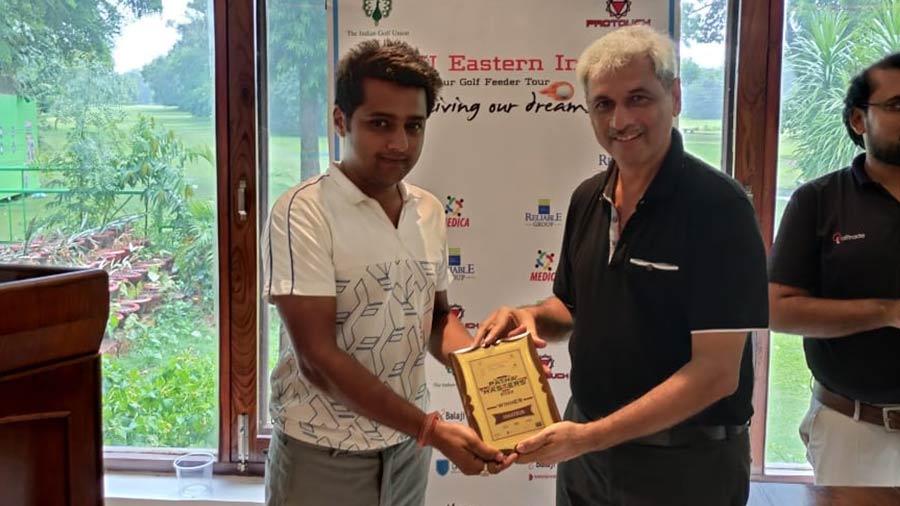 Rohan Sharan collects his trophy from Mohit Ahluwalia, president of Patna Golf Club