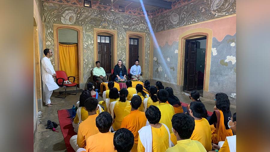 Pavek interacts with the students of Patha Bhavana.