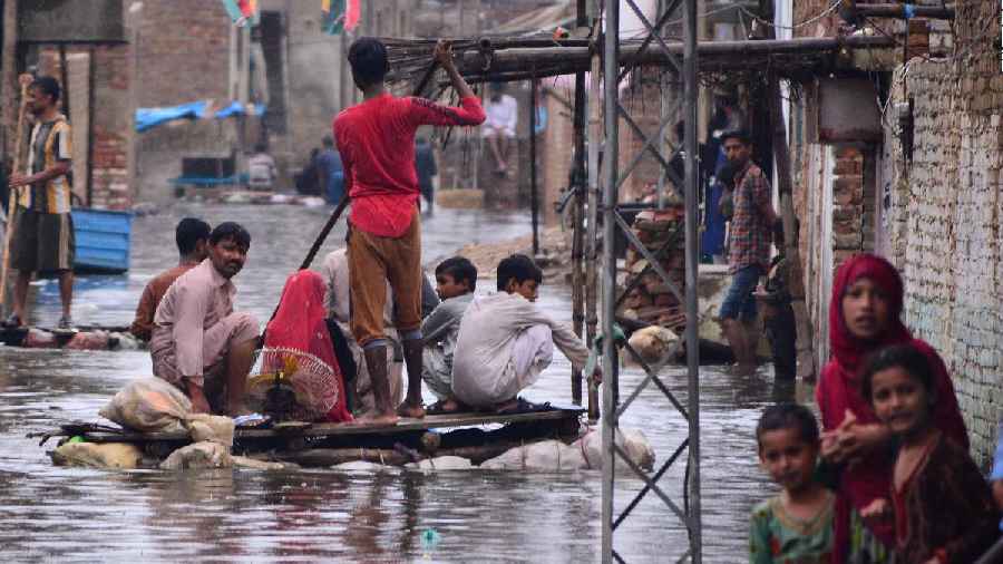Flood - Pakistan floods to cause USD 4 bn loss to its economy - Telegraph India
