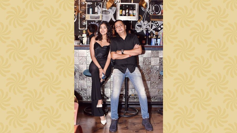 Richa’s husband Manish Sharma posed with their daughter Aashna