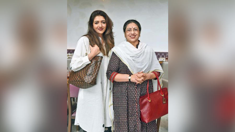 #Spotted:  Mother-daughter duo Sreenanda Shankar (left) and Tanusree Shankar dropped by for brunch. While mom Tanusree loved the street food section and went straight for it in the first go, daughter Sreenanda opted for salads, as well as the live grills first.