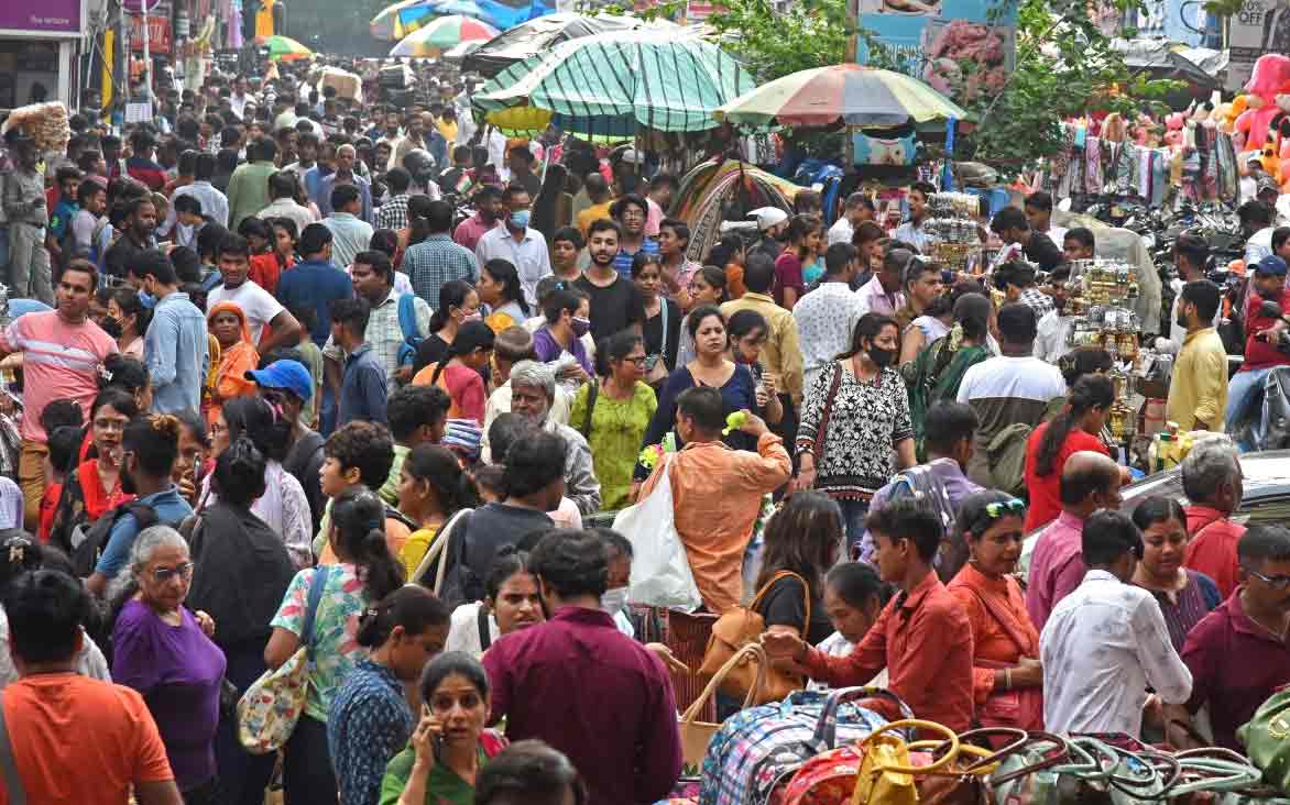 Shoppers throng the New Market area on Saturday ahead of Durga Puja in October. Even as Covid cases are being reported, most buyers and sellers aren’t wearing masks. Chief minister Mamata Banerjee has announced that a rally will be held on September 1 to herald the festive season.