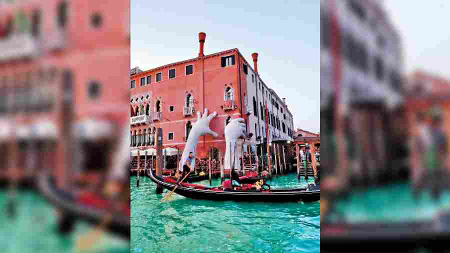 Lorenzo Quinn ‘Support’ at Ca Sagredo Palazzo on the Grand Canal Venice Biennale 2017