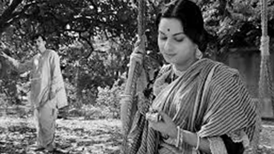 The beats of ‘ta ta thoi thoi’ in the opening credits of the film are an ironic commentary on Charulata’s out-of-step relation with Amal and her alienation