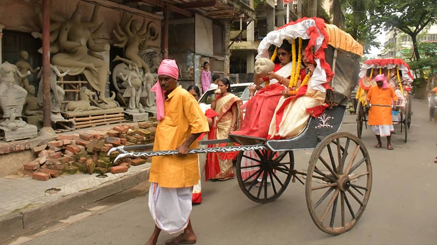 Kidderpore Pally Saradiya Durga Puja members went around the neighbourhood in rickshaws on Sunday, August 21, to invite local residents to take part in the club’s puja festivities.  