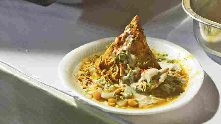 Singara Chaat: Chaat but with samosa! Two of our favourites came together for this perfect teekha and meetha dish from Hedua Chaat. Rs 60