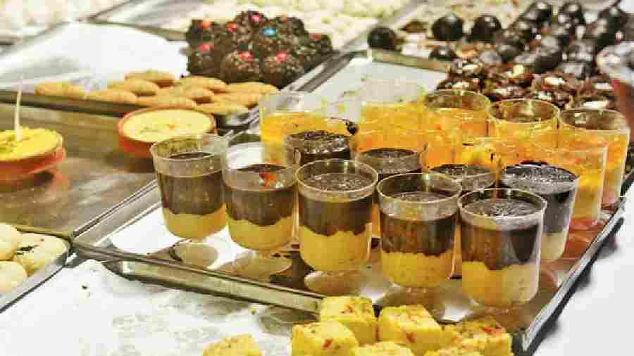 Chocolate and Mango Mousse: The only sweet stall in the entire event stood out with its delicacies. These two dishes were their stars and people thronged Nalin Chandra Das & Sons to try them out. Rs 80 each
