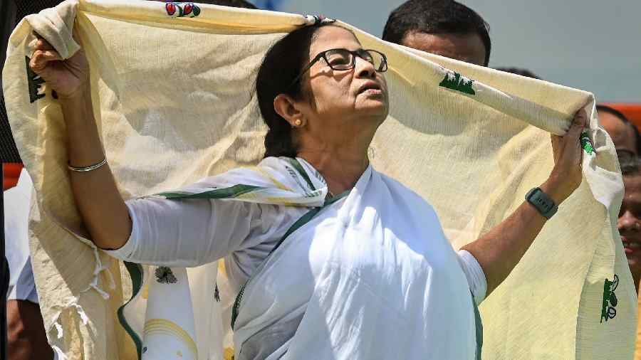 Mamata slams BJP at rally in Bengal