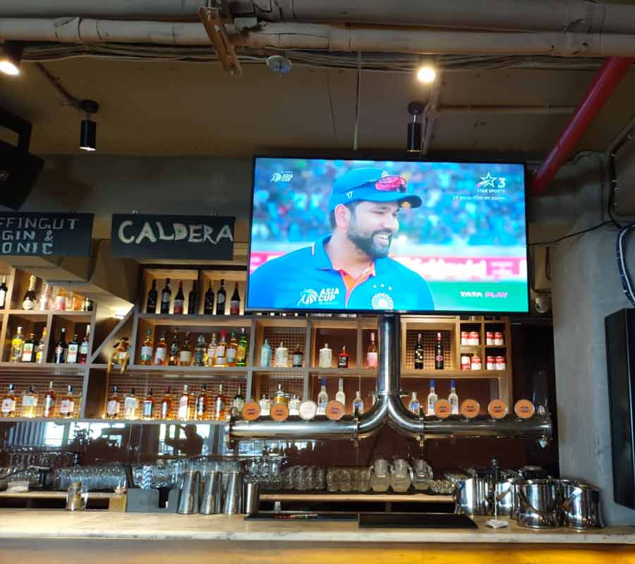 Effingut: A shot for every boundary! Bar-hoppers had their eyes glued to the TV screen as they chugged down Calderas to go with house tapas like Gondhoraj Chicken and nachos