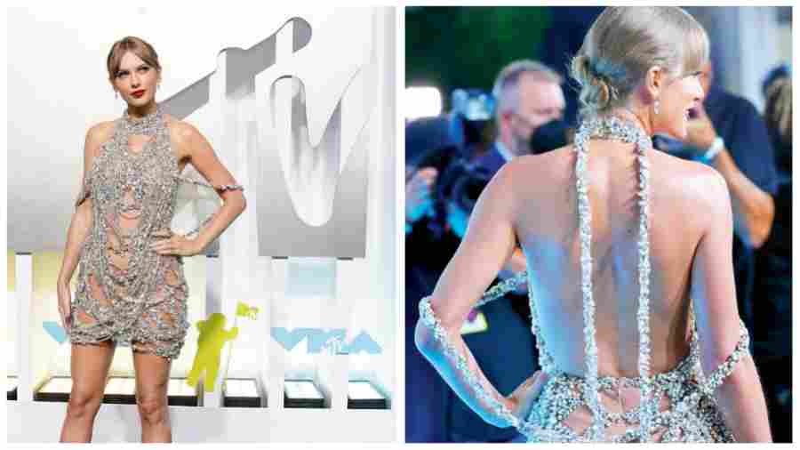 It’s almost like Taylor Swift knew she is going to dazzle her way to the stage and bag the Video of the Year award for All Too Well. Giving her usual billowy and princessy gowns a miss, Tay turned up looking like a glam diva in a racy naked dress. She paired the Oscar de la Renta number with studded eye-makeup with a dash of red on her lips to make the overall look smokin’ hot!