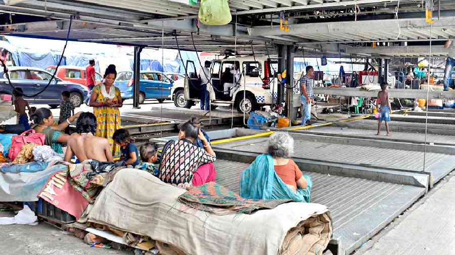 Encroachments under the Gariahat flyover