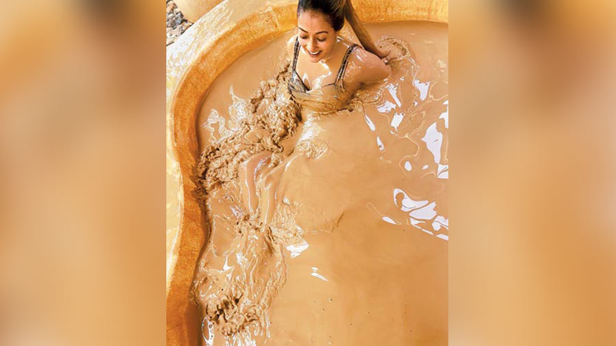Raima loved a mud bath in Nha Trang