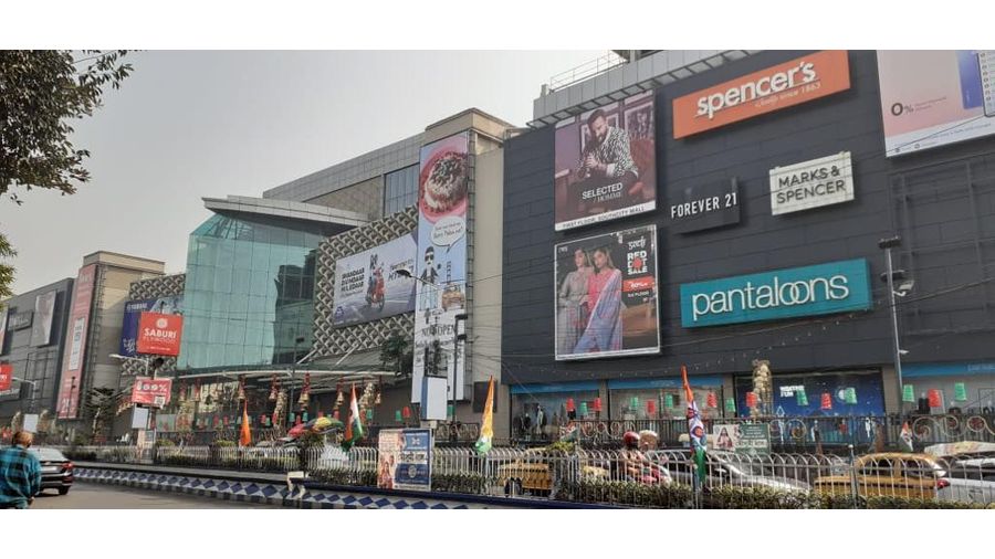 Located on Prince Anwar Shah Road, this mall can be easily accessed via Metro, cabs, buses and autos