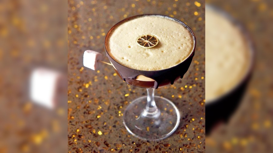 Expresso Manhattan: Indulge in the unique concoction of cold brew with whisky and caramel syrup in this chocolate coffee cocktail. You might get hooked to it.