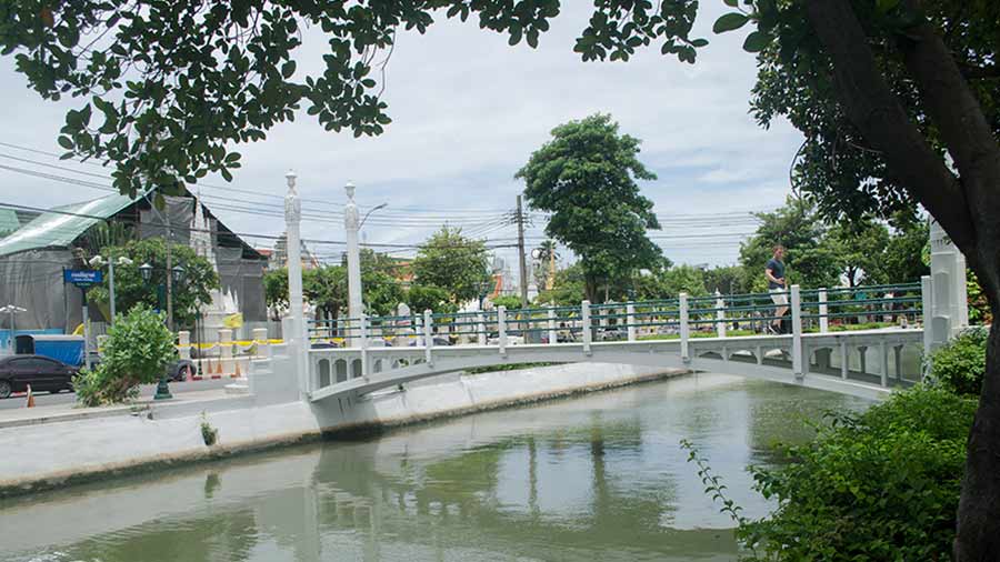 The Pi Kun Bridge, a few steps from the Pig Memorial, gracefully arches over the old city moat