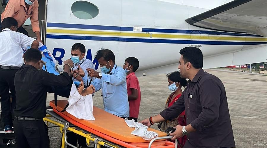 The acid attack victim girl from Chatra was airlifted to Delhi for better medical treatment.