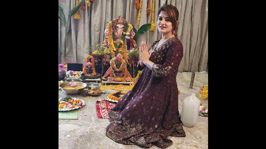 Tolly actress Srabanti Chatterjee, dressed in a beautiful anarkali celebrates Ganesh festival