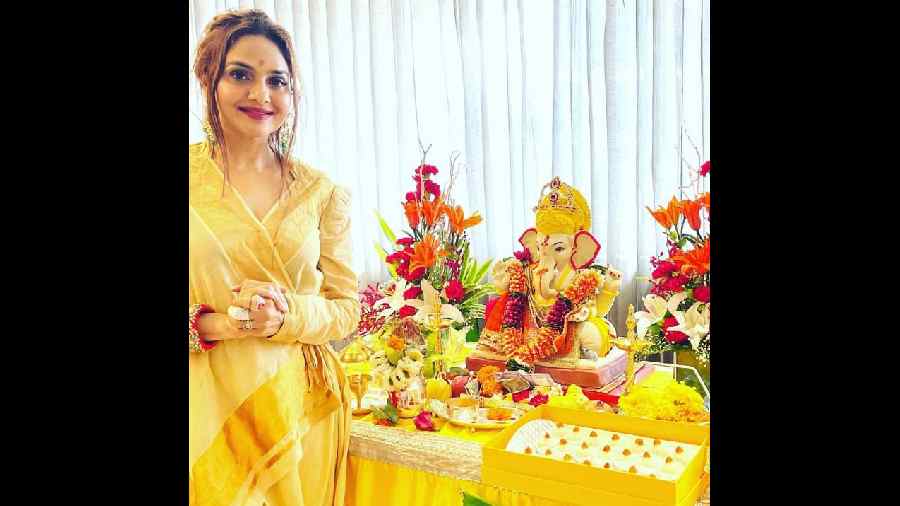 Madhoo Shah poses in front of Ganesh idol