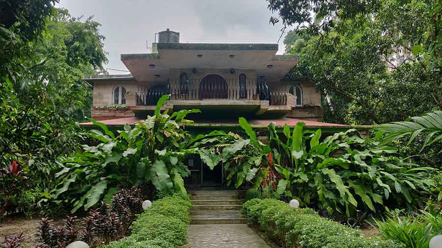 An hour’s drive from Kolkata, pet-friendly Seal Villa is an ideal getaway that will remind you of old ‘bagan baris’