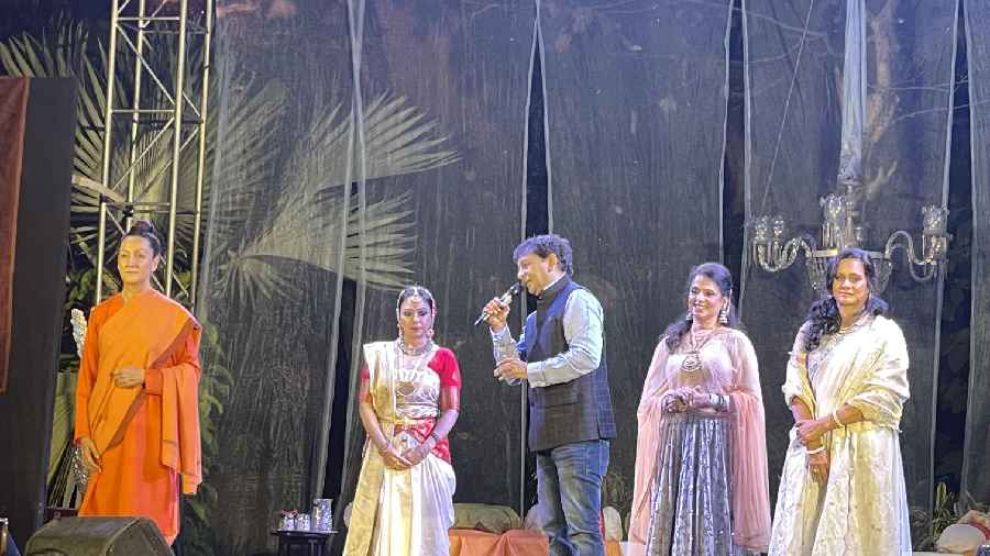 (L-R) Indira Anklesaria, Aindrilla Ghosh, Ashok Haralalka, Kavita Jhunjhunwala and Bharti Haralalka during the curtain call of dance drama Amrapali Asks