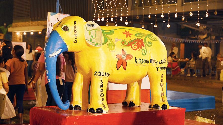 The third prize was won by the Artrageous group led by Namit and he channelised the artistic skills of his teammates and produced a bright yellow elephant with floral motifs.