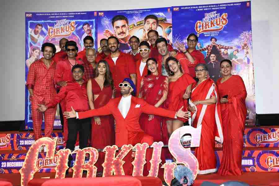 The ensemble cast of Cirkus pose for a group photo with director Rohit Shetty. 
